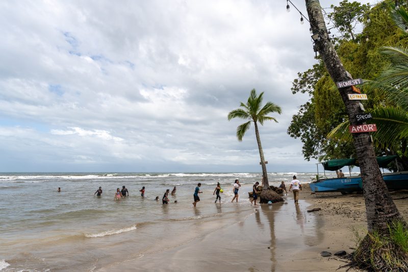 Tropical beach scene with ocean and lush green trees. Puerto Viejo de Talamanca, Costa Rica, 2024, © Dirk Heurich, dirksn.com
