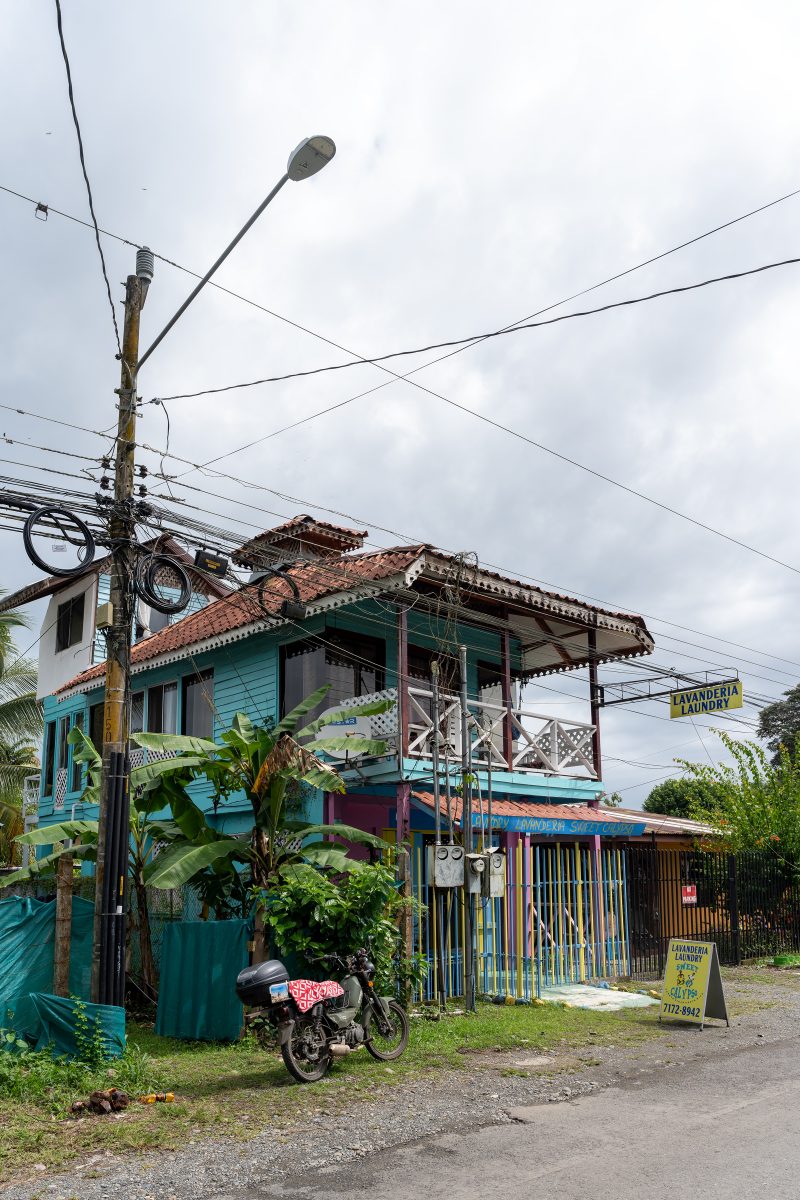 Tropical beach scene with ocean and lush green trees. Puerto Viejo de Talamanca, Costa Rica, 2024, © Dirk Heurich, dirksn.com