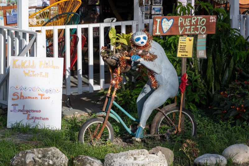 Tropical beach scene with ocean and lush green trees. Puerto Viejo de Talamanca, Costa Rica, 2024, © Dirk Heurich, dirksn.com