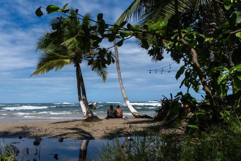 Tropical beach scene with ocean and lush green trees. Puerto Viejo de Talamanca, Costa Rica, 2024, © Dirk Heurich, dirksn.com