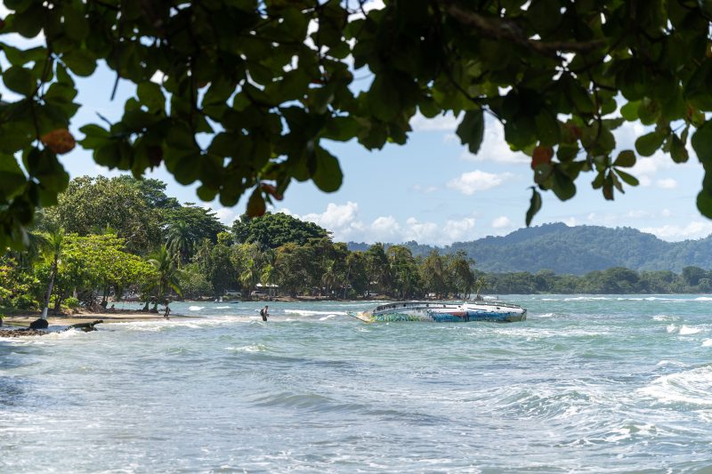 Tropical beach scene with ocean and lush green trees. Puerto Viejo de Talamanca, Costa Rica, 2024, © Dirk Heurich, dirksn.com