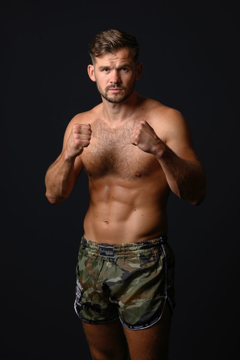 Man in boxing stance and beard looks confidently forward © Dirk Heurich, dirksn.com