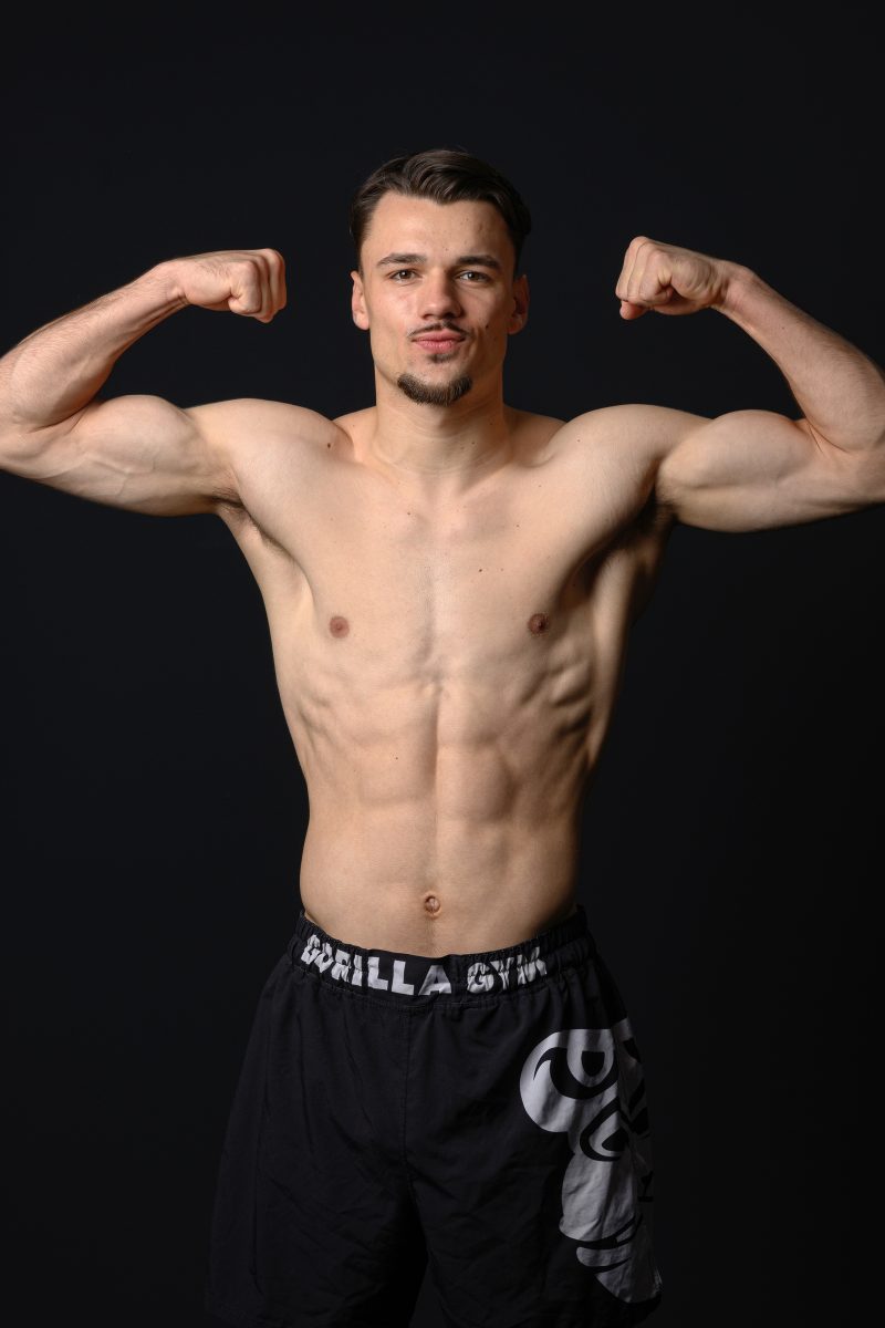Man in boxing stance and beard looks confidently forward © Dirk Heurich, dirksn.com