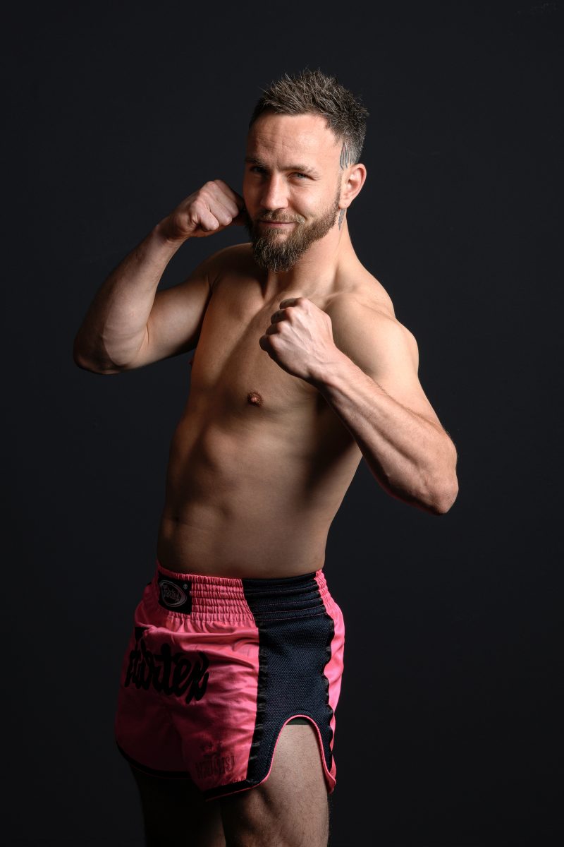 Man in boxing stance and beard looks confidently forward © Dirk Heurich, dirksn.com