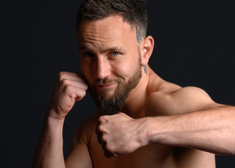 Man in boxing stance and beard looks confidently forward © Dirk Heurich, dirksn.com