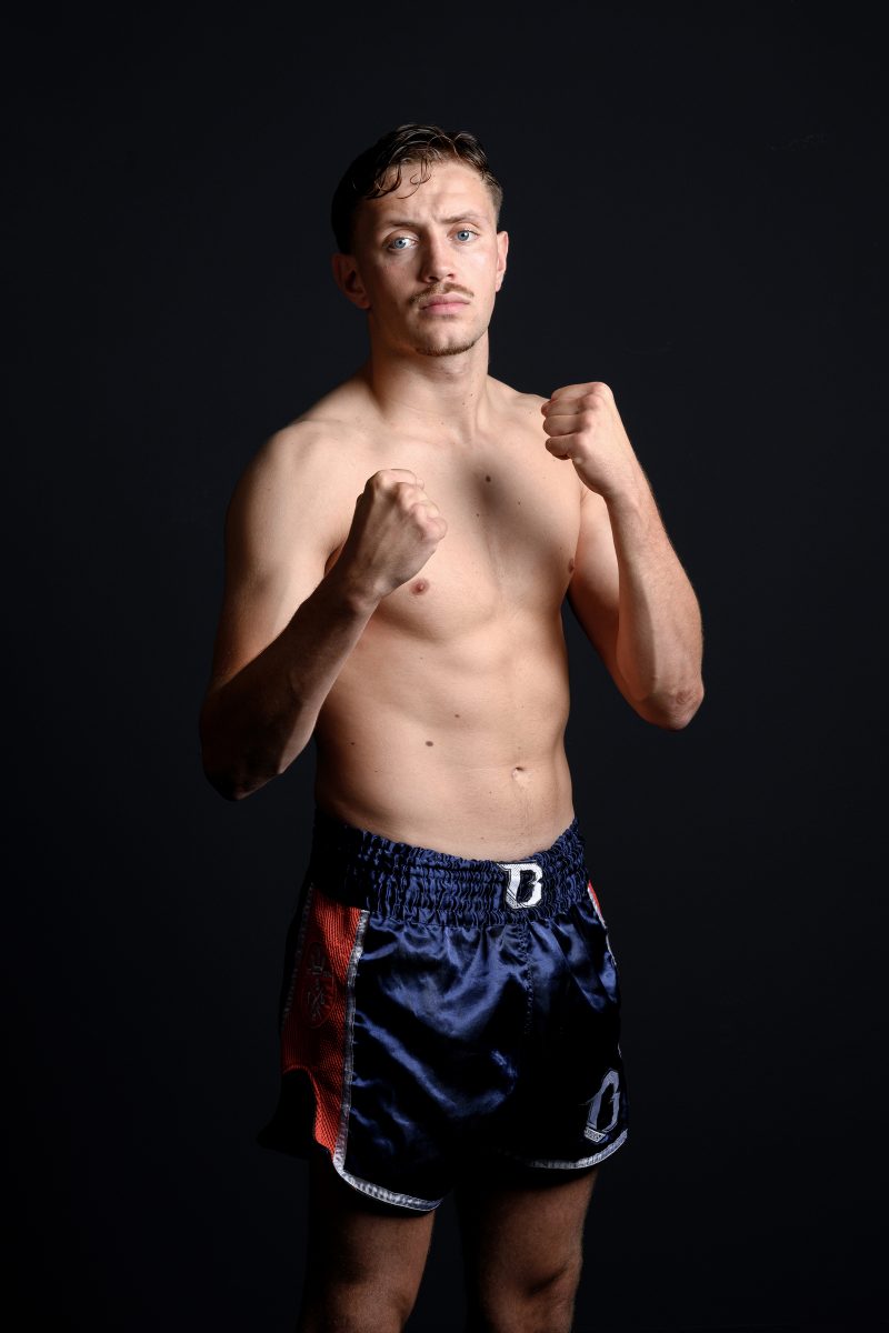 Man in boxing stance and beard looks confidently forward © Dirk Heurich, dirksn.com