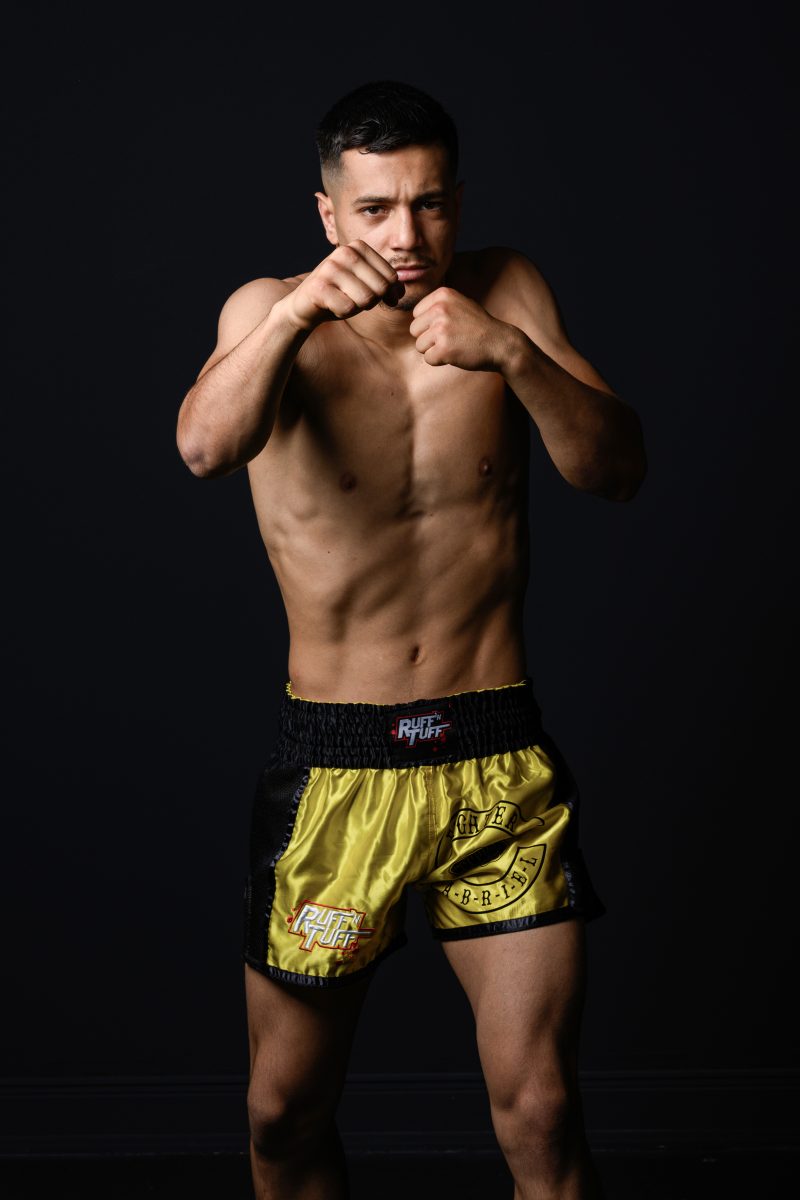 Man in boxing stance and beard looks confidently forward © Dirk Heurich, dirksn.com