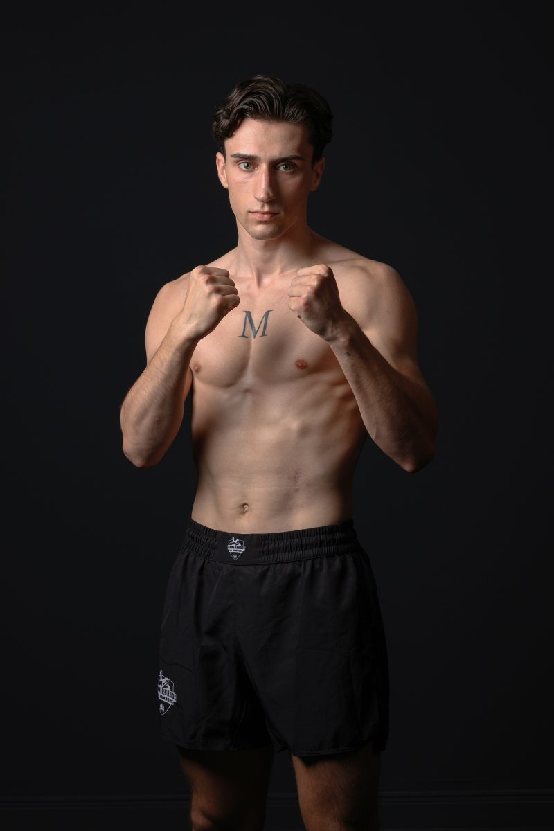 Man in boxing stance and beard looks confidently forward © Dirk Heurich, dirksn.com