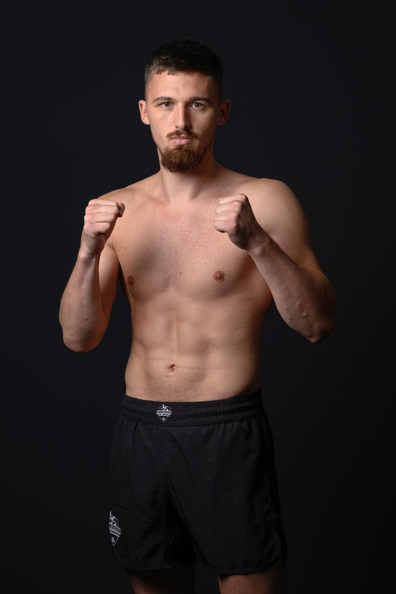 Man in boxing stance and beard looks confidently forward © Dirk Heurich, dirksn.com