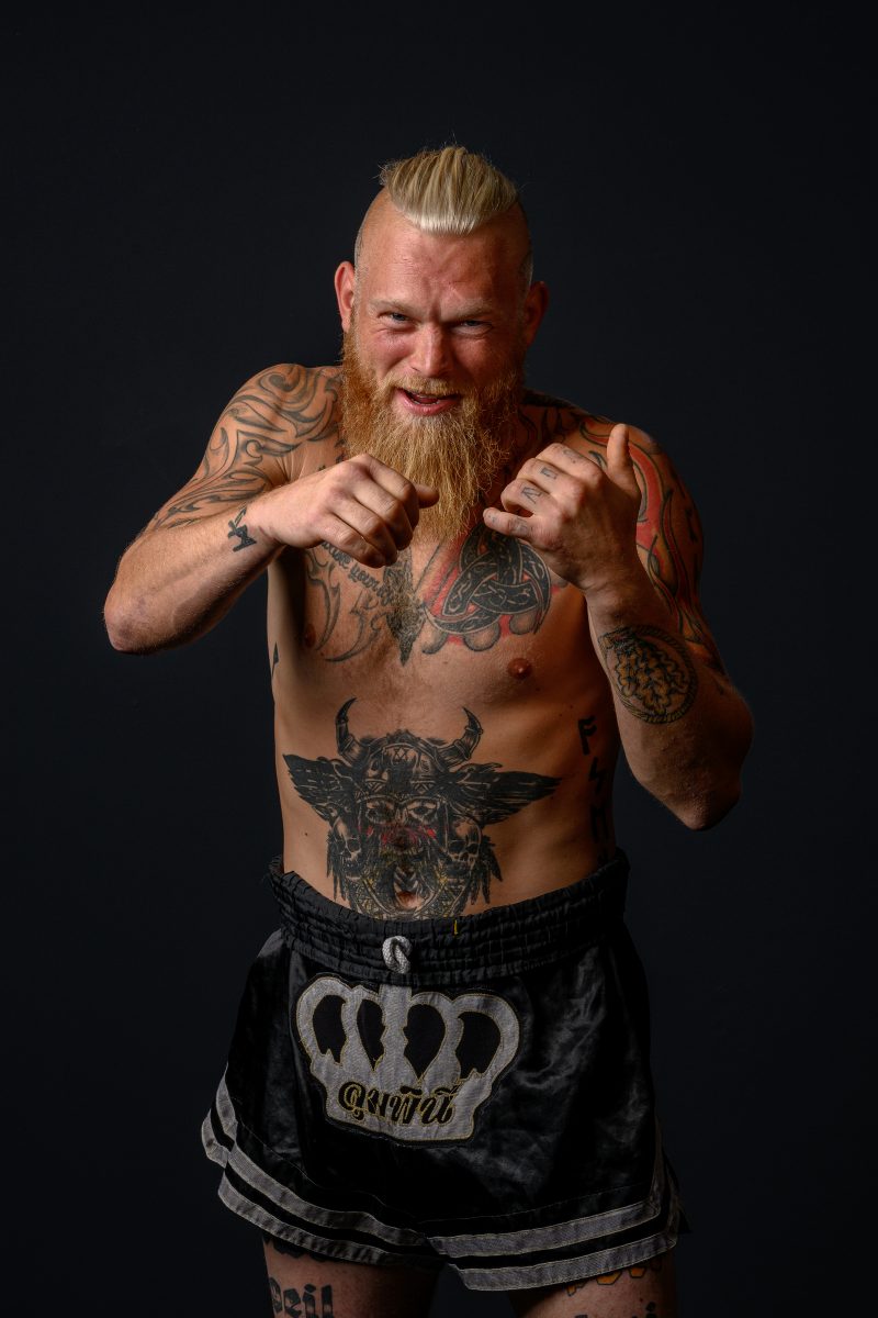 Man in boxing stance and beard looks confidently forward © Dirk Heurich, dirksn.com