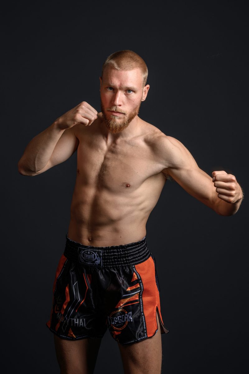 Man in boxing stance and beard looks confidently forward © Dirk Heurich, dirksn.com