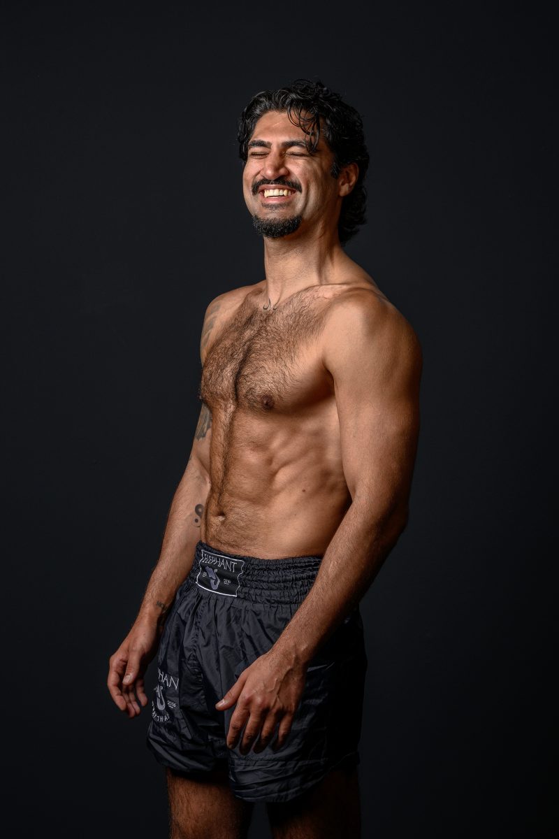 Man in boxing stance and beard looks confidently forward © Dirk Heurich, dirksn.com