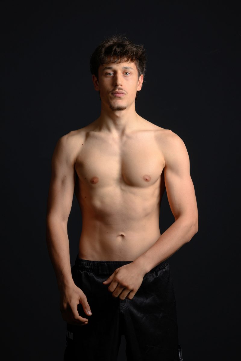 Man in boxing stance and beard looks confidently forward © Dirk Heurich, dirksn.com