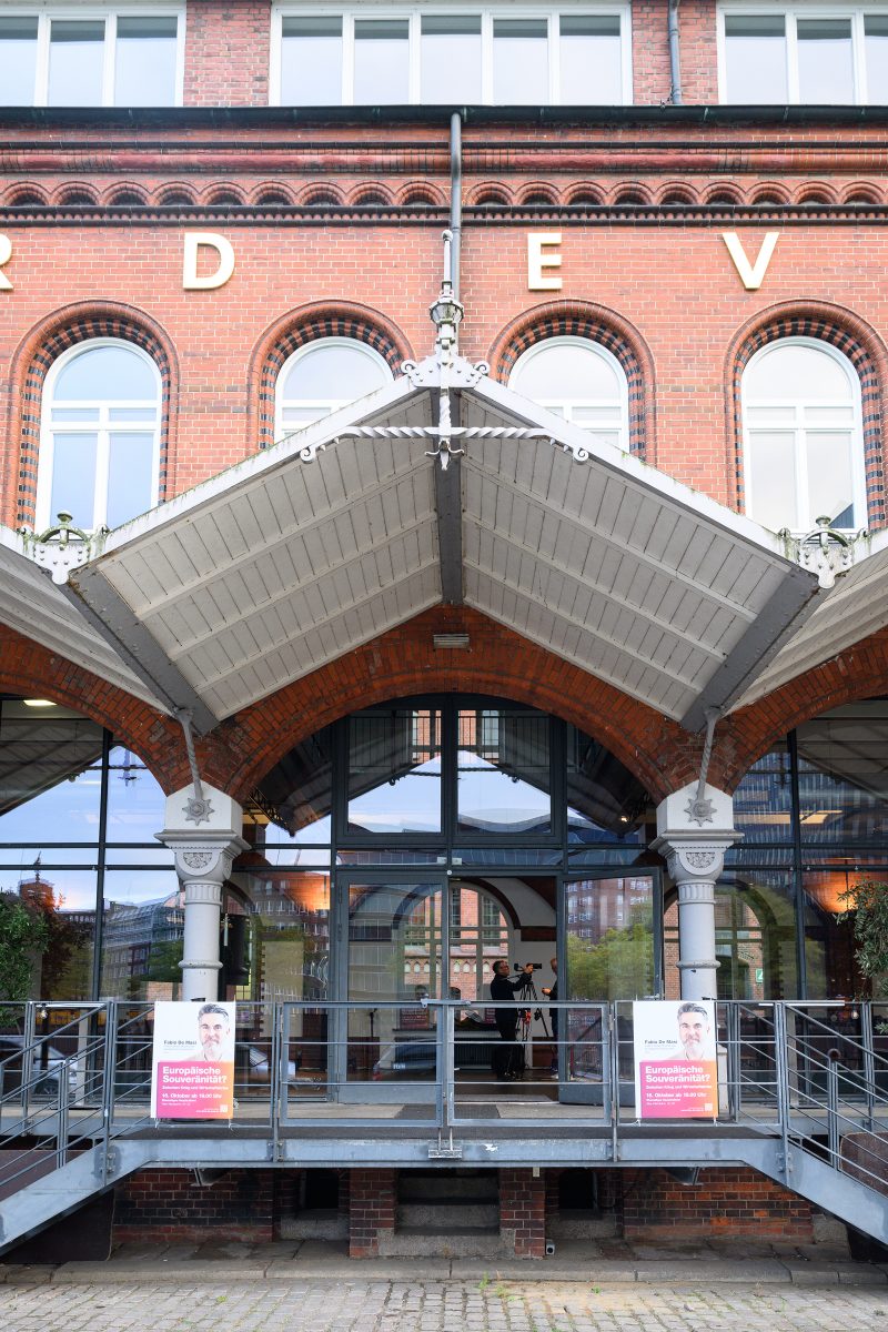 Man speaking into microphone at an event © Dirk Heurich dirksn.com