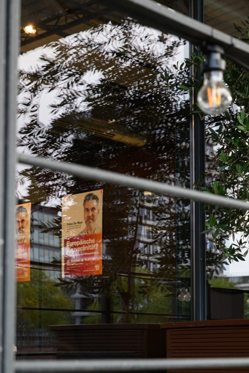 Man speaking into microphone at an event © Dirk Heurich dirksn.com