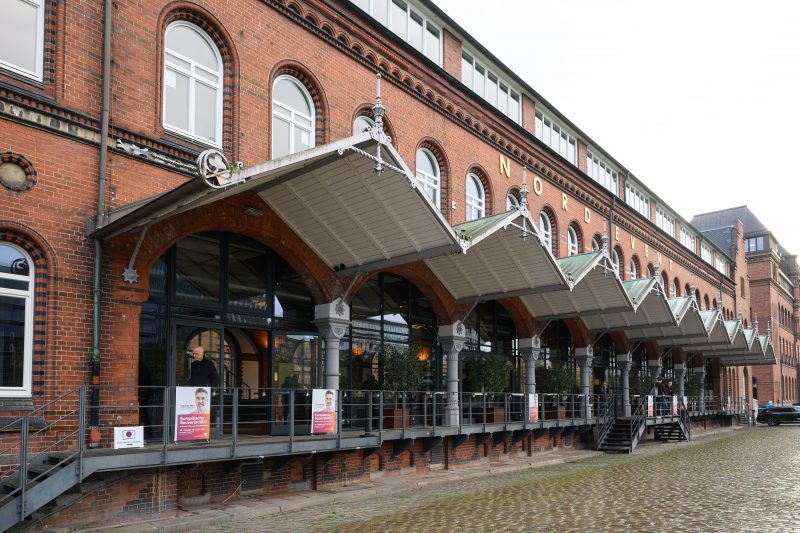 Man speaking into microphone at an event © Dirk Heurich dirksn.com