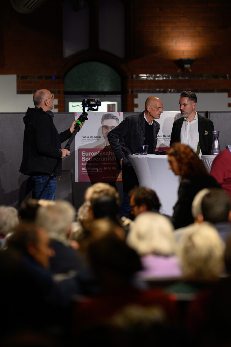 Man speaking into microphone at an event © Dirk Heurich dirksn.com