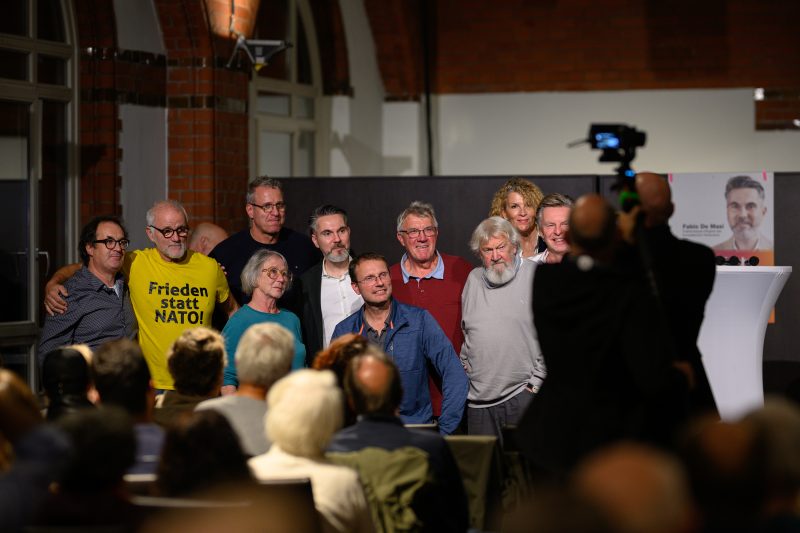 Man speaking into microphone at an event © Dirk Heurich dirksn.com