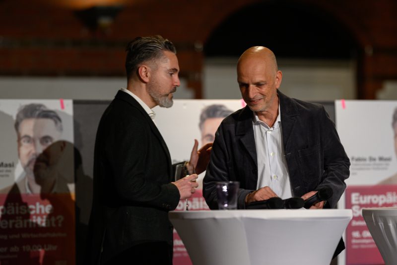 Man speaking into microphone at an event © Dirk Heurich dirksn.com