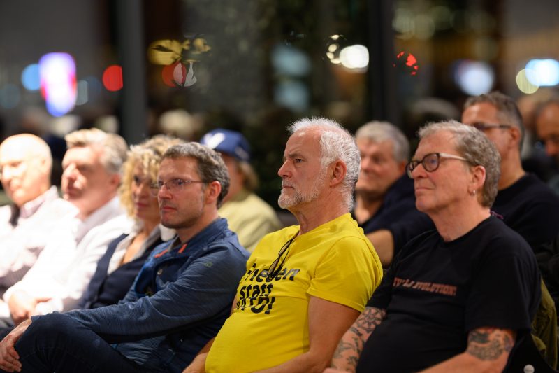 Man speaking into microphone at an event © Dirk Heurich dirksn.com