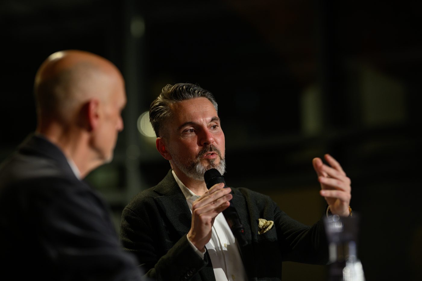 Man speaking into microphone at an event © Dirk Heurich dirksn.com
