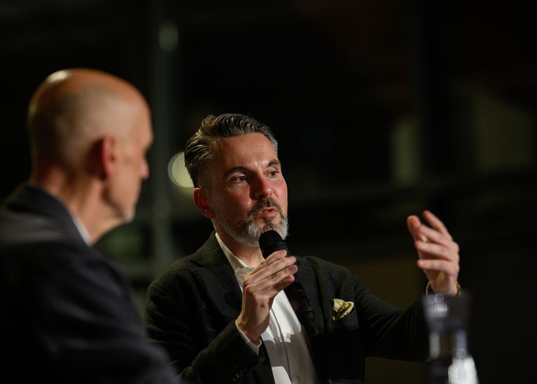Man speaking into microphone at an event © Dirk Heurich dirksn.com