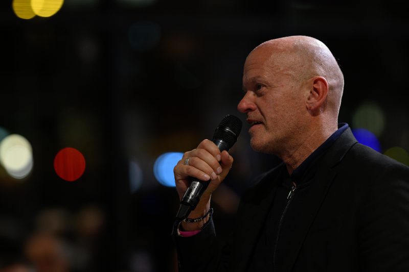 Man speaking into microphone at an event © Dirk Heurich dirksn.com