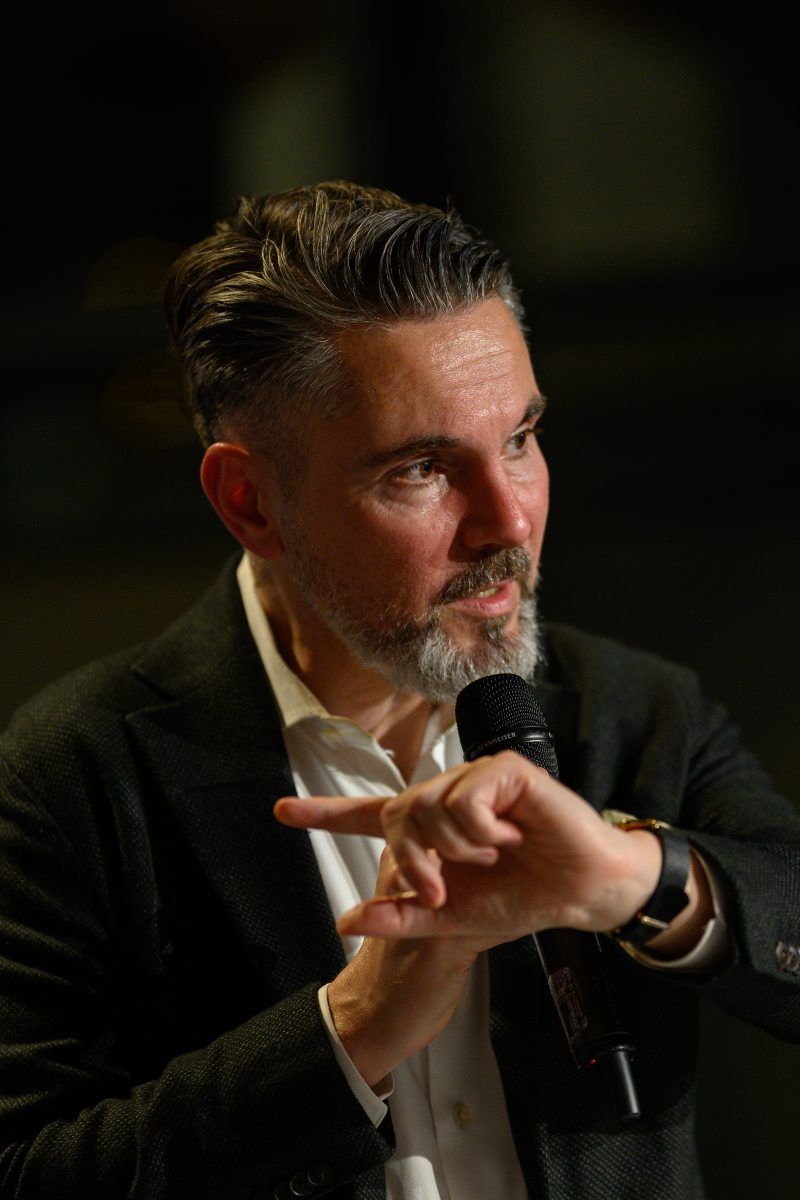 Man speaking into microphone at an event © Dirk Heurich dirksn.com