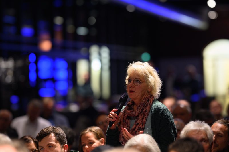 Man speaking into microphone at an event © Dirk Heurich dirksn.com