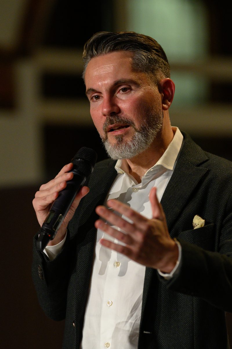 Man speaking into microphone at an event © Dirk Heurich dirksn.com