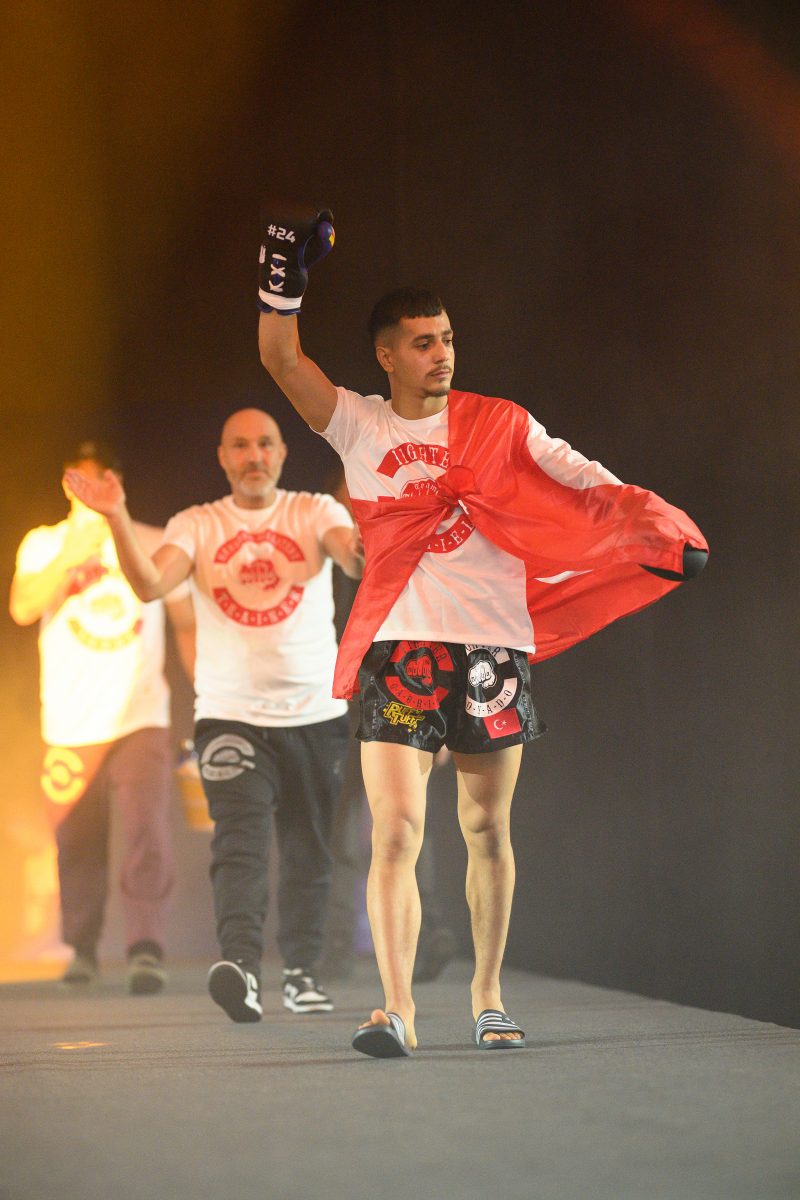 Boxers mid-fight in intense boxing match © Dirk Heurich dirksn.com