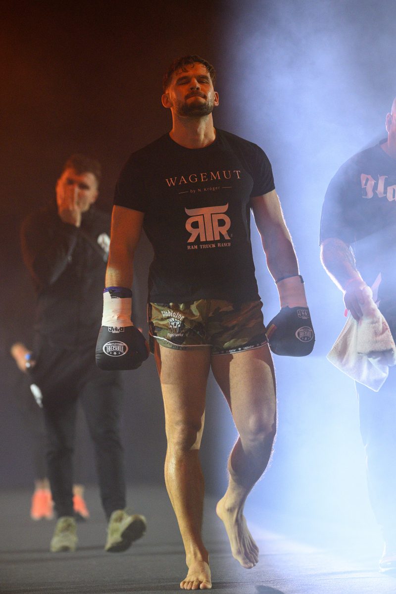 Boxers mid-fight in intense boxing match © Dirk Heurich dirksn.com